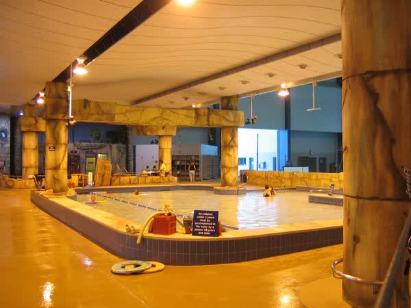 Children’s paddling pool at QE2 pools, 2005