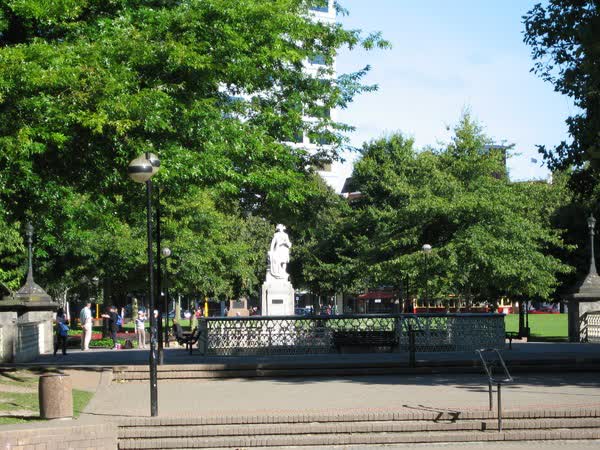 Hamish Hay Bridge and Captain Cook in Victoria Square, 2006