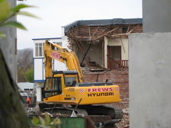 Frews Contracting demolition digger, 2009